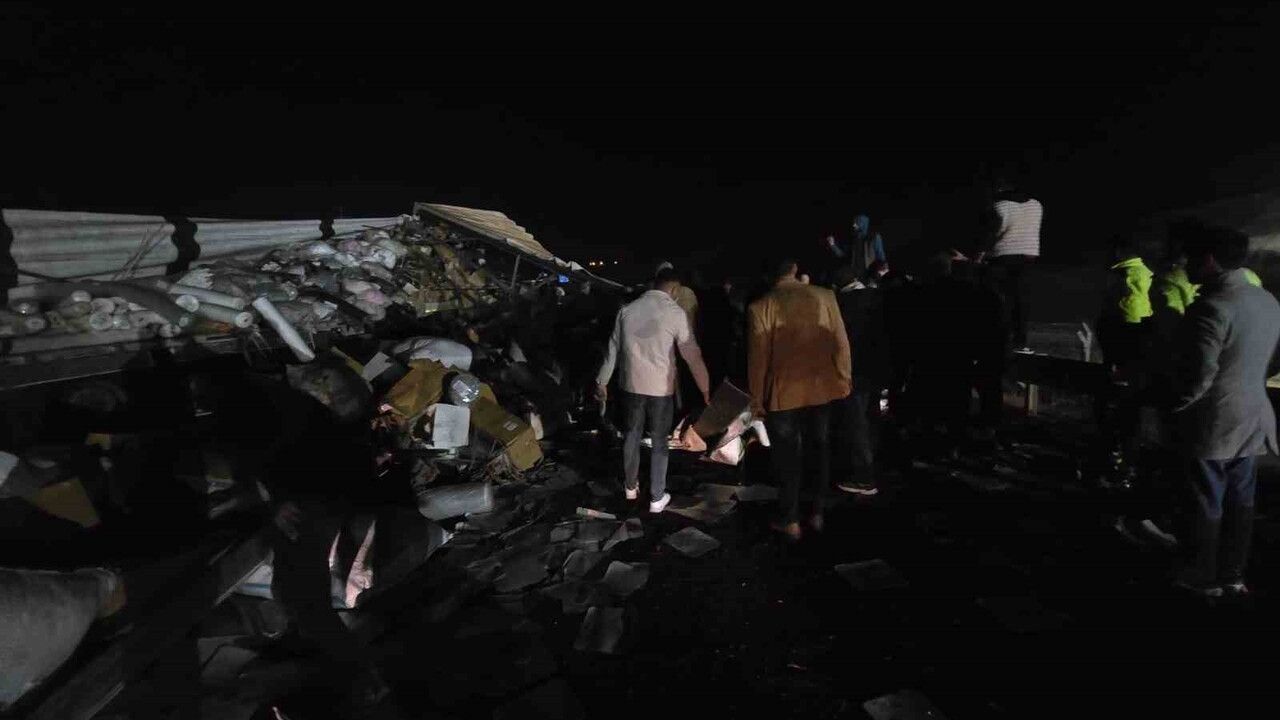 Şanlıurfa GAP Havalimanı yakınında tekstil yüklü tır devrildi; yol trafiğe kapandı