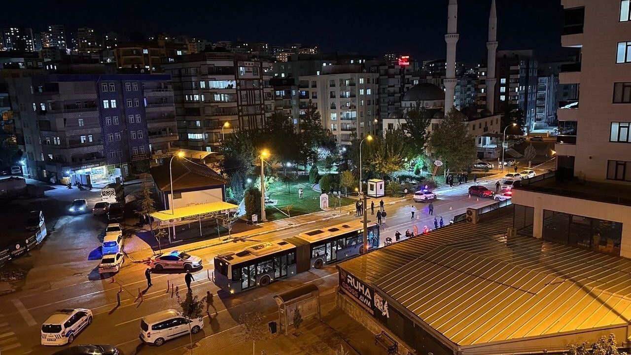 Şanlıurfa Karaköprü'de cadde ortasında silahlı kavga: 2 ağır yaralı