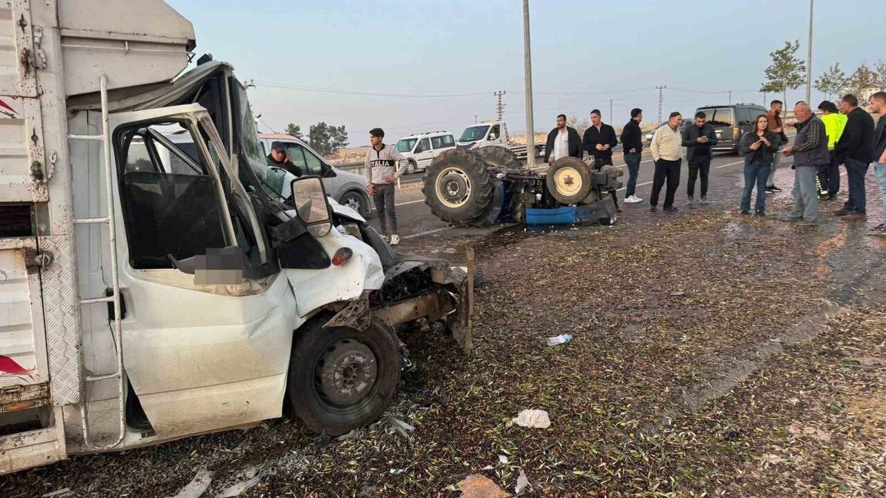Şanlıurfa'nın Birecik ilçesinde zeytin yüklü traktör ile kamyonet çarpıştı: 2 yaralı