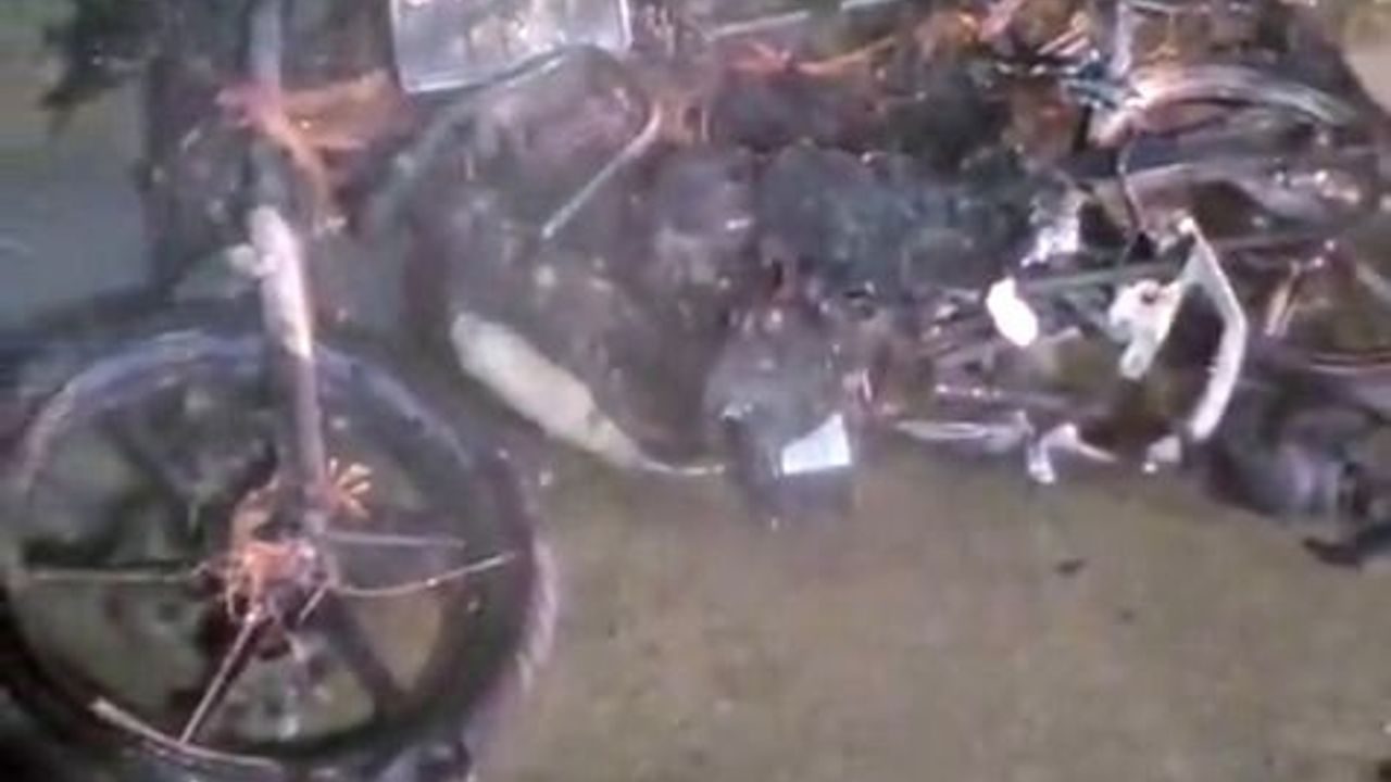 Sapanca'da otomobil ile motosiklet çarpıştı: Motosiklet alev aldı, 1'i ağır 2 yaralı