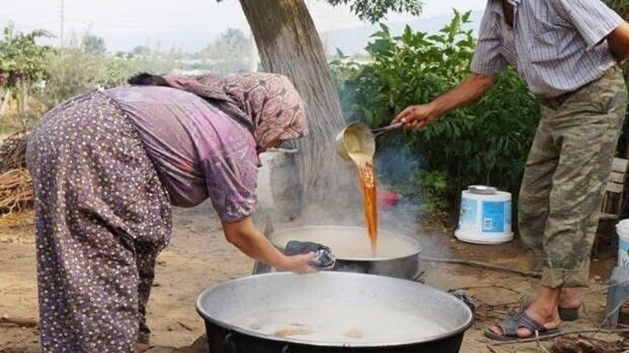 Sarıgöl'de 2025 Sultaniye Üzümlerinden Ev Yapımı Pekmez Hazırlıkları Yoğunlaşıyor