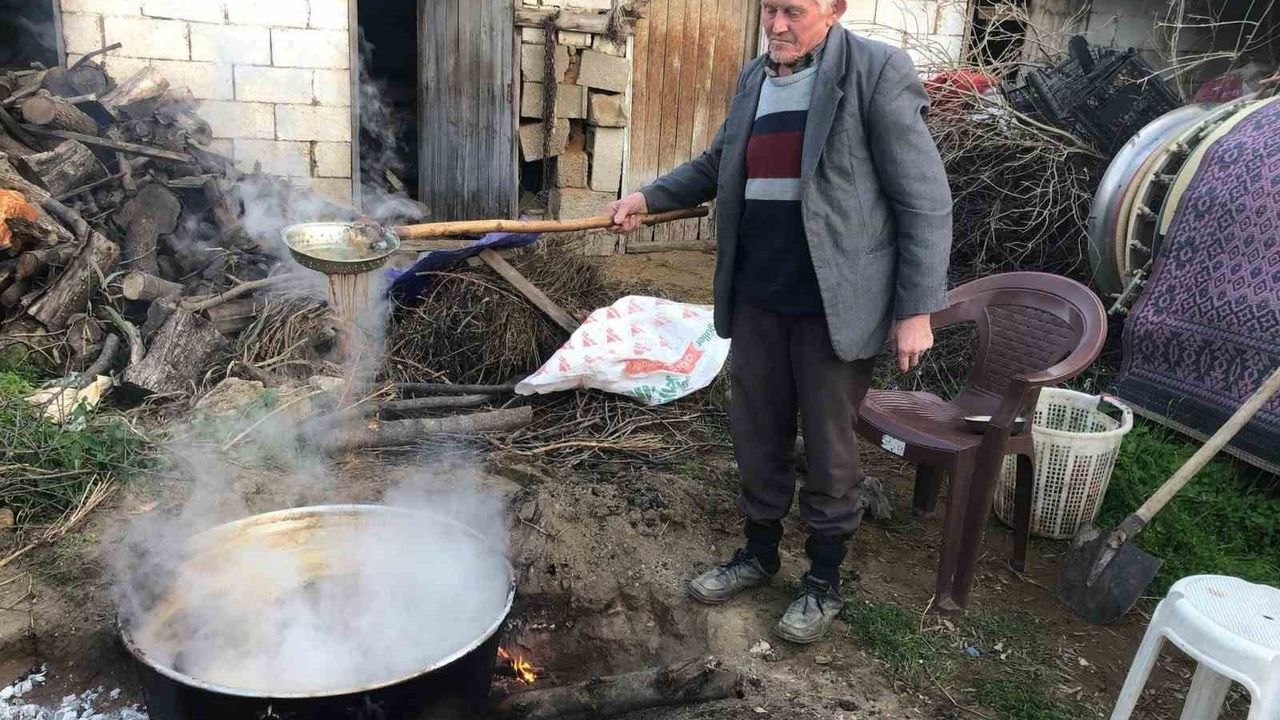 Sarıgöl'de 2025 Sultaniye Üzümlerinden Pekmez Üretimi Hızlandı