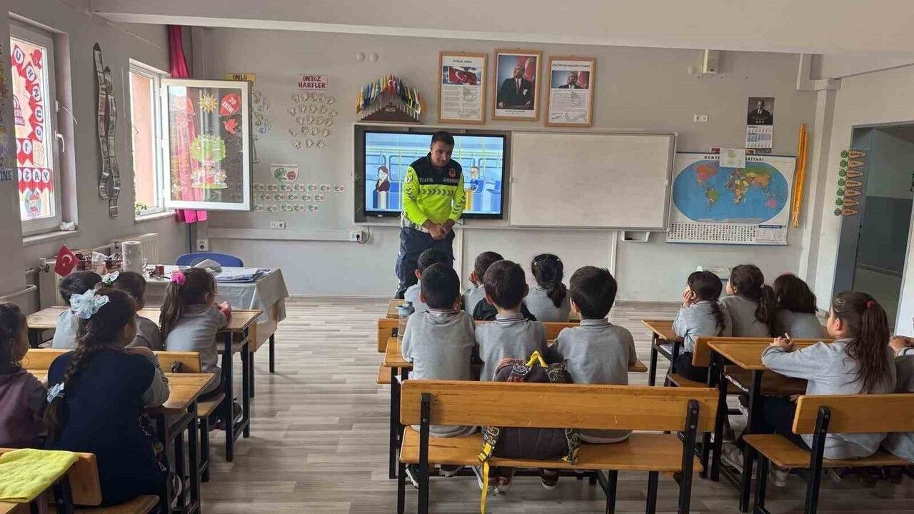 Sarıgöl'de Afşar İlkokulu'nda öğrencilere jandarma trafik eğitimi verildi