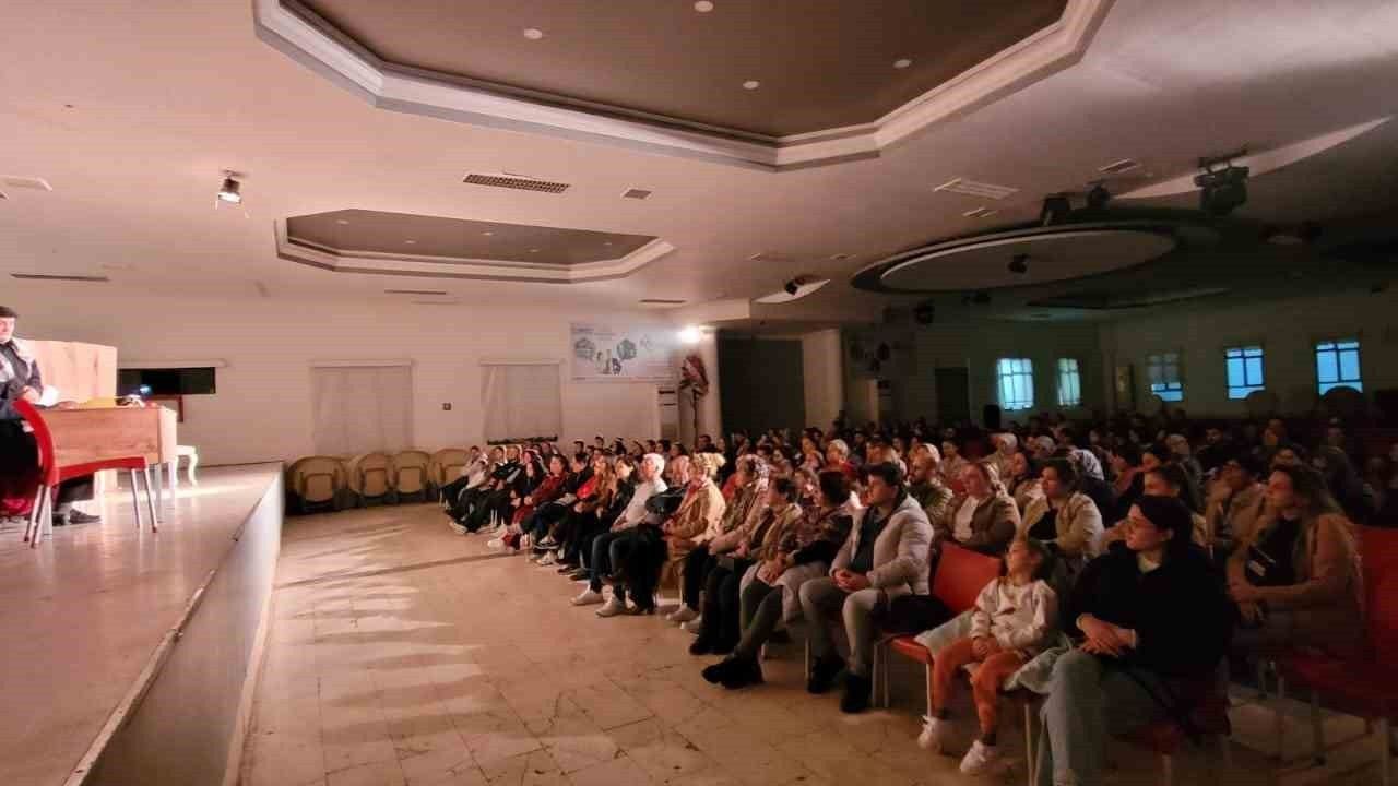 Sarıgöl'de 'Daha Neler Bahaneler' kabare oyunu okul yararına sahnelendi