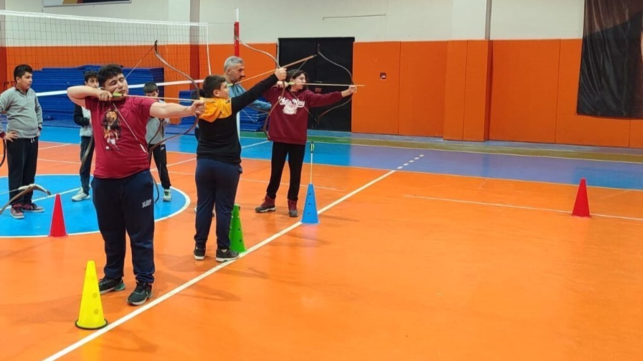 Sarıgöl'de Geleneksel Türk Okçuluğu Kursuna Yoğun İlgi