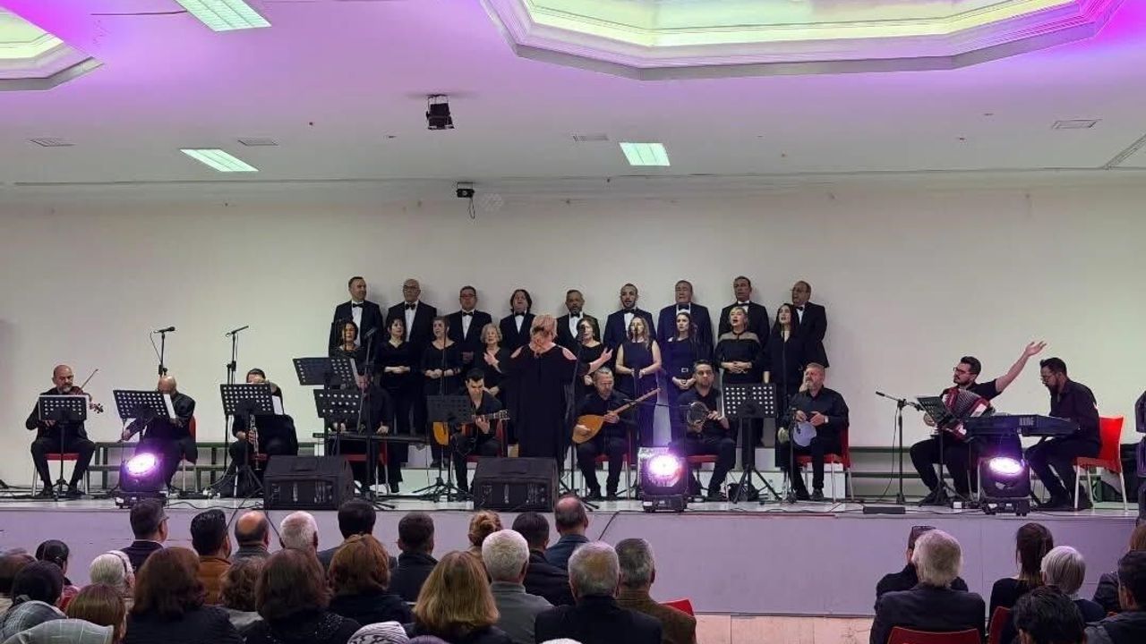 Sarıgöl’de Manisa Büyükşehir Konservatuvarı Korosu Atatürk’ün Sevdiği Şarkıları Seslendirdi