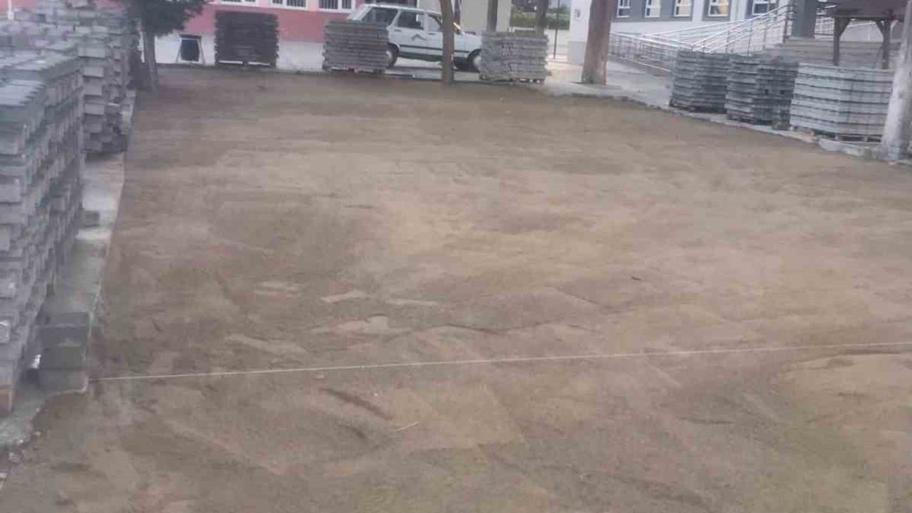 Sarıgöl'de Şehit Esin Akay Ortaokulu bahçesine parke döşeme çalışması başladı