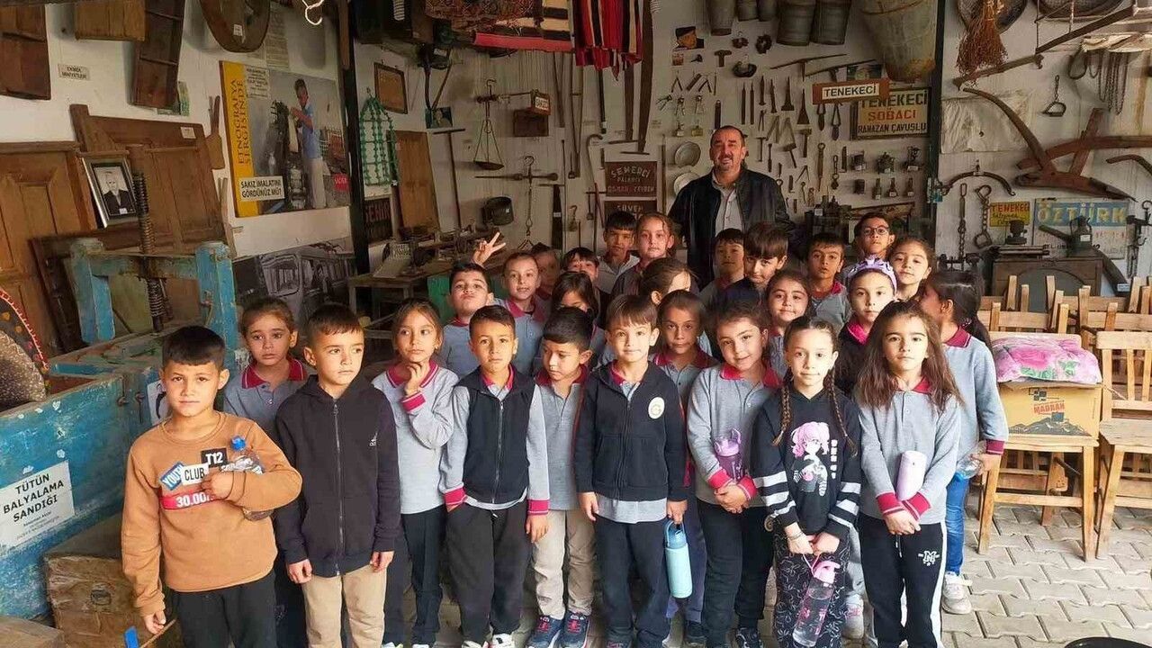 Sarıgöl Şehit Esin Akay İlkokulu 2-B Sınıfı Sarıgöl Etnografya Müzesi'ni Ziyaret Etti