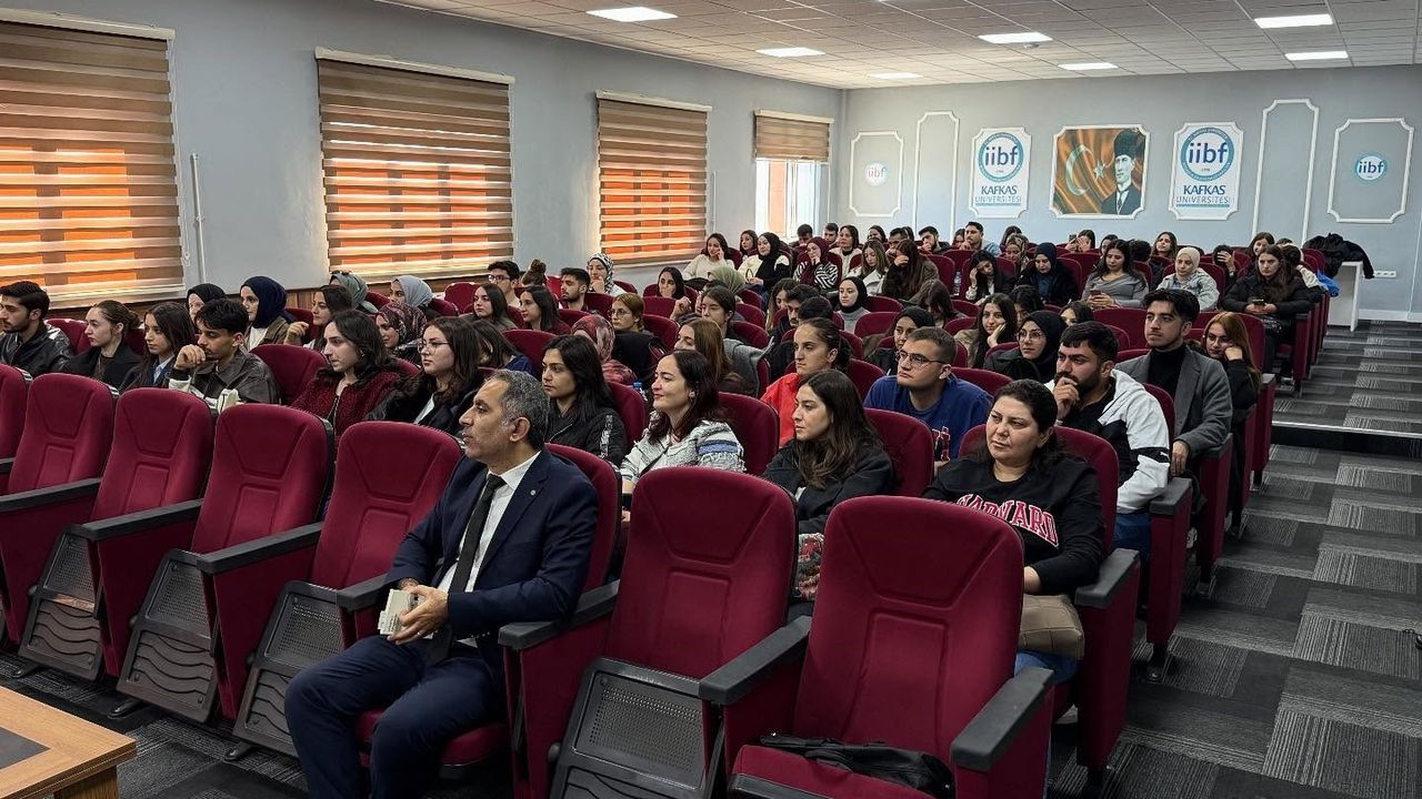 Sarıkamış Kaymakamı Enis Aslantatar, öğrencilerle kamu yönetimi deneyimlerini paylaştı
