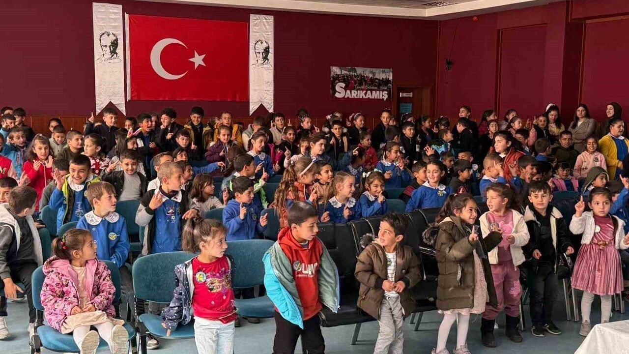 Sarıkamış’ta 'Şarkılı Orman Oyunu' minik öğrencilerin beğenisini topladı