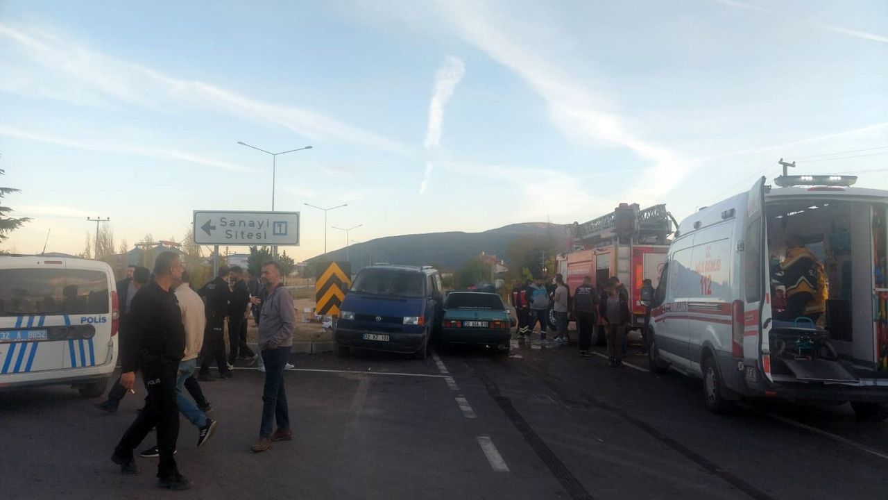 Şarkikaraağaç’ta kavşak kazası: Fiat Tofaş hurdaya döndü, 2 kişi yaralandı