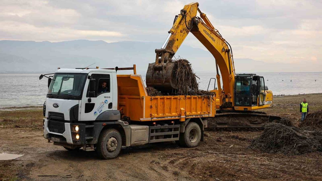 SASKİ, Sapanca Gölü kıyılarında 4 kilometrelik temizlikle su dolaşımını ve su kalitesini koruyor