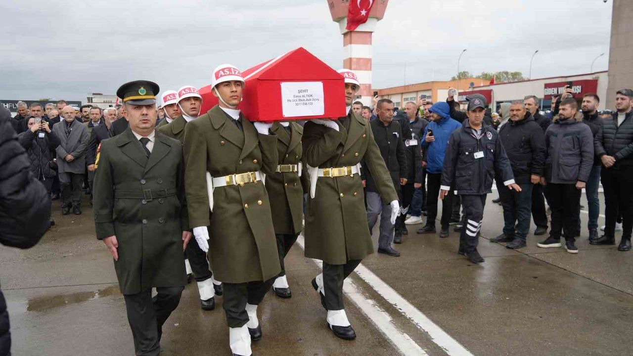 Şehit Astsubay Üstçavuş Emre Altıok'un naaşı Samsun'a getirildi