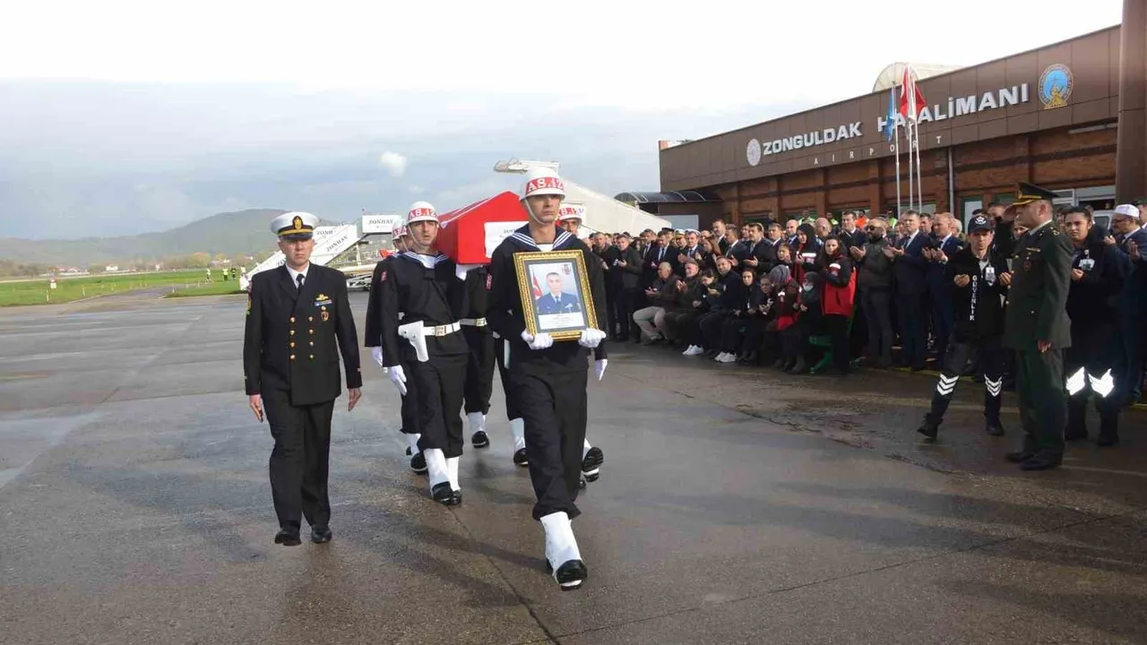 Şehit Kıdemli Başçavuş Nuri Özcan’ın naaşı Zonguldak Havalimanı’nda karşılandı