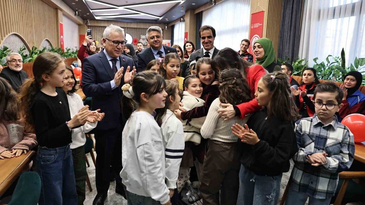 Şehit Uzman Çavuş Ümit Üzüm'ün kızlarına sürpriz doğum günü etkinliği