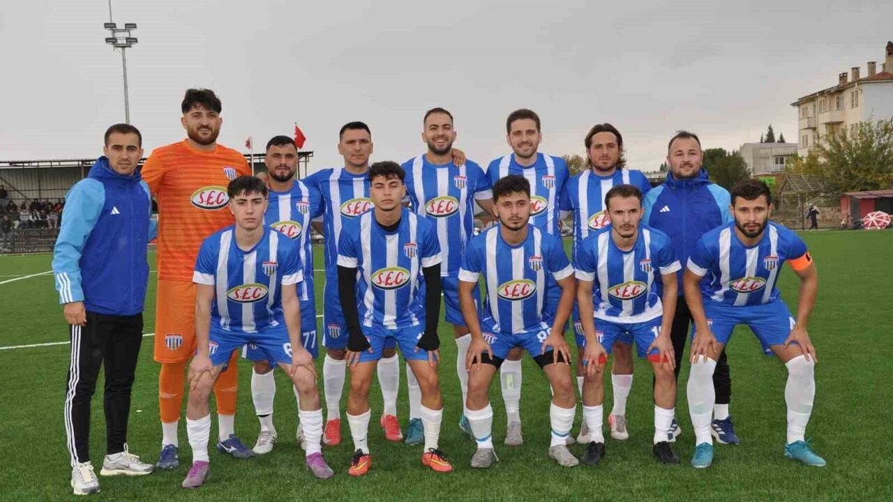 Selendi Belediyespor, Killik Spor'u 3-0 mağlup ederek ilk haftayı 3 puanla kapattı