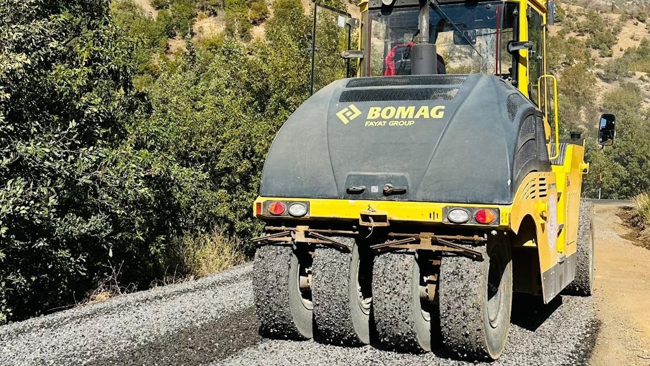 Şemdinli Bağlar (Nehri) Köyü yolunda 4 km'lik asfalt çalışması tamamlandı