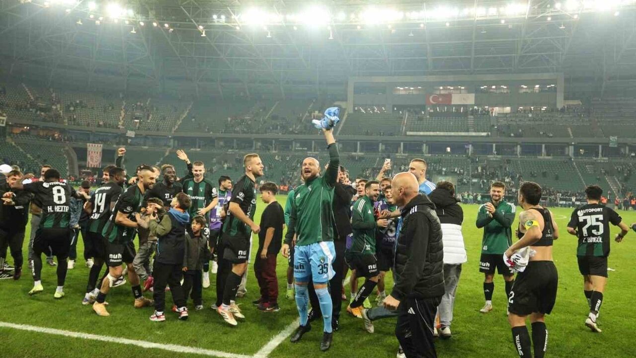 Serdar Dursun'un golüyle Kocaelispor 1-0 kazandı; Dursun sahada çiftetelliyle kutlama yaptı