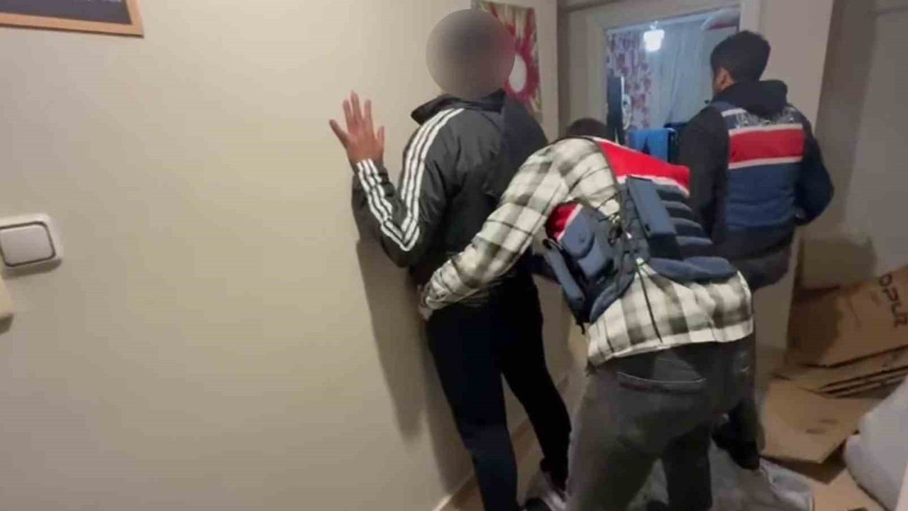 Serdivan'da jandarmadan uyuşturucu operasyonu: Satışa hazır metamfetamin ve aparat ele geçirildi, 1 tutuklama