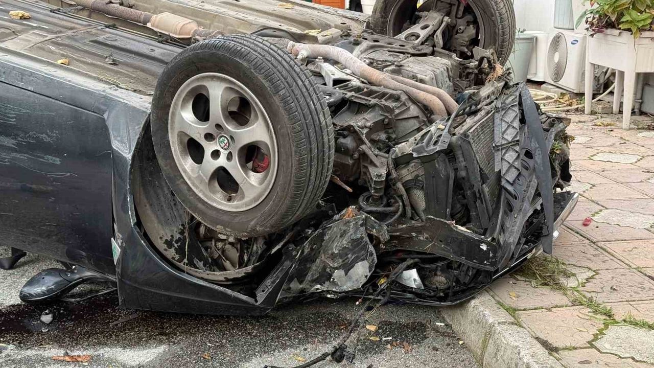 Serdivan'da otomobil yaklaşık 3 metre yükseklikten düşüp hurdaya döndü; sürücü burnu kanamadan kurtuldu