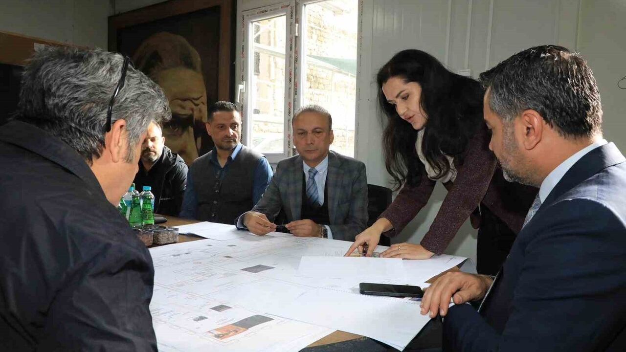 Şerifoğulları, Tarihi Öğretmenevinde Millet Kütüphanesi ve Eğitim Müzesi Hazırlıklarını İnceledi