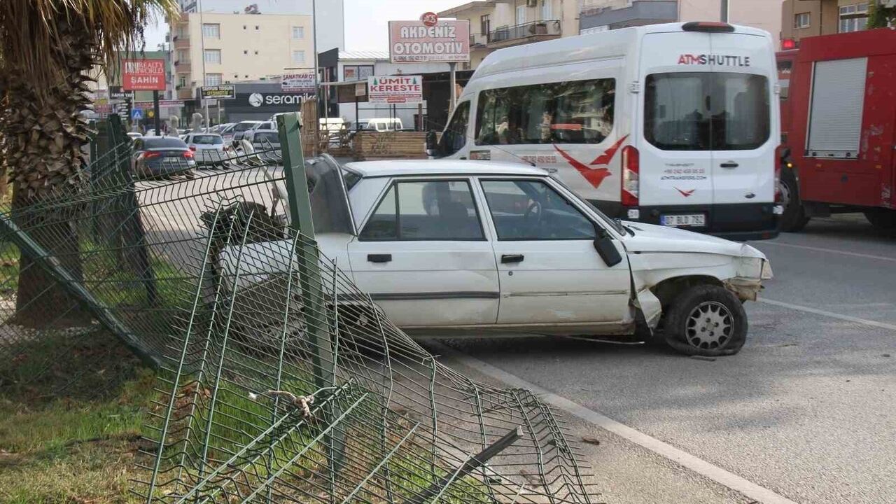 Serik D400 Kara Yolu'nda otomobil demir korkuluklara çarparak durdu