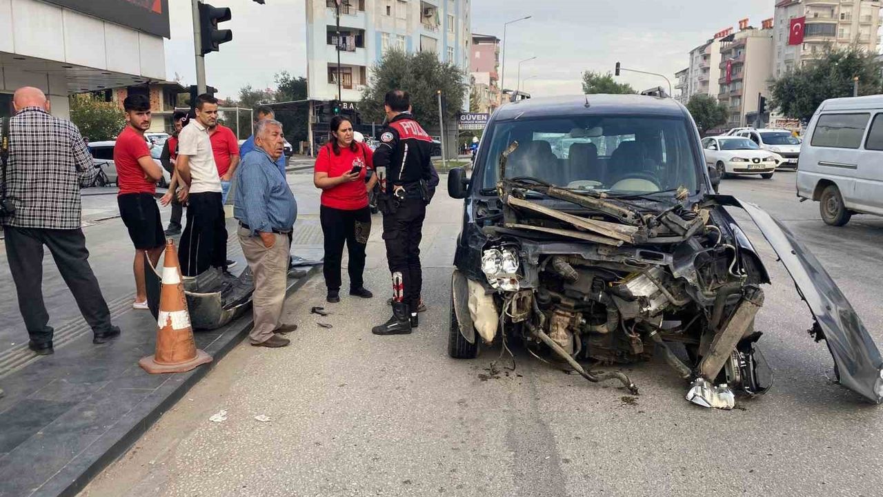 Serik’te D400 Kadıoğlu Kavşağı’nda Çarpışma: Ehliyetsiz Sürücü Yaralandı, Toplam 36 bin 454 TL Ceza Kesildi
