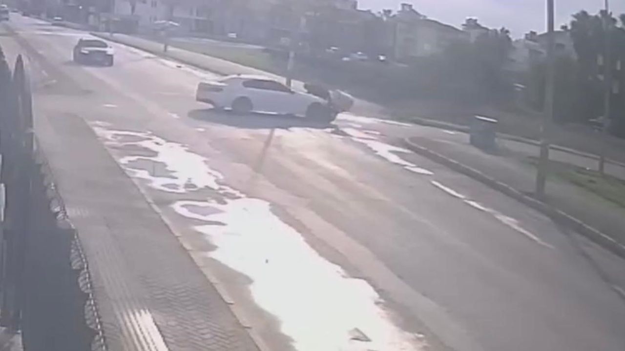 Serik'te otomobil ile motokuryenin çarpışması: sürücü ağır yaralandı