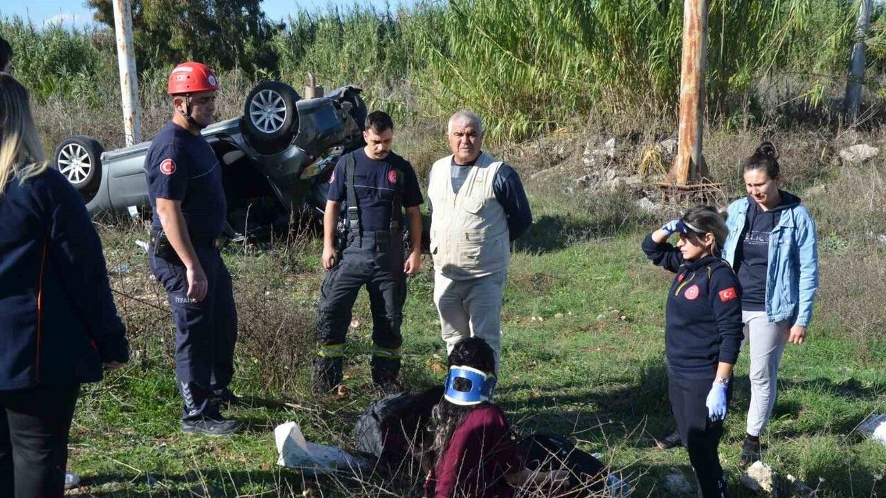 Serik'te otomobil şarampole yuvarlandı: Aynı aileden 3 yaralı