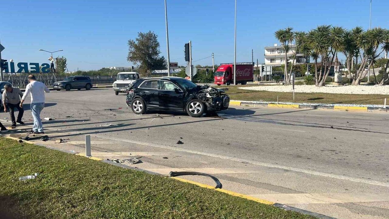 Serik’te şehir içi midibüs ile otomobil çarpıştı: 4 yaralı