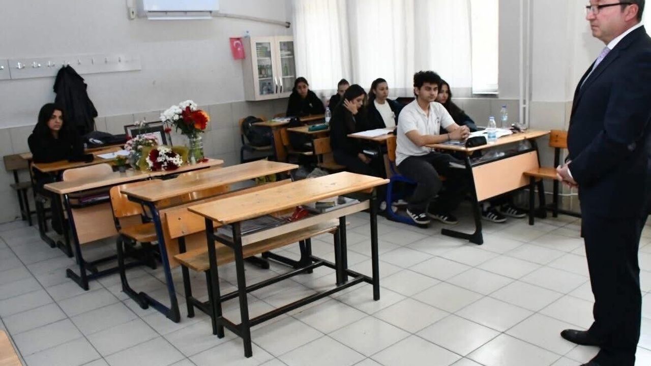 Serik'te trafik kazasında yaşamını yitiren Şükran Ela'nın boş sırası çiçeklerle anıldı