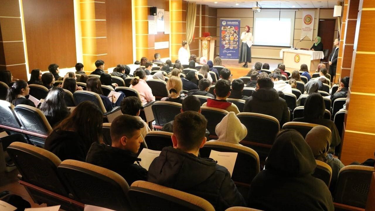 SGM'de lise öğrencilerine teknoloji kullanımı ve sınav kaygısıyla baş etme semineri