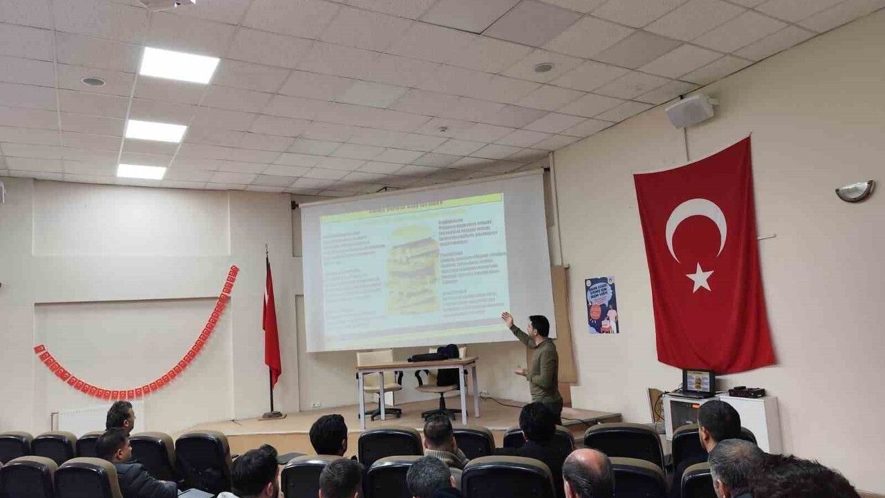 Siirt İl Sağlık Müdürlüğü'nden Çocuk Evleri Sitesi Bakım Personeline Sağlıklı Beslenme ve Hijyen Eğitimi