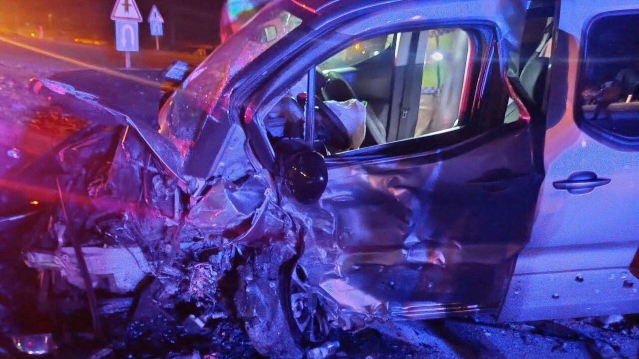 Siirt'in Kurtalan ilçesinde otomobil ile hafif ticari araç çarpıştı: 2 ağır yaralı