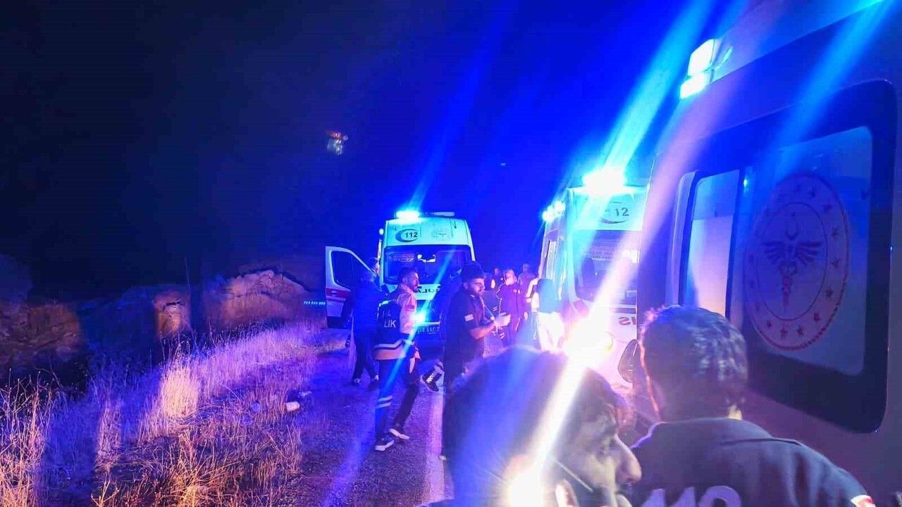 Siirt'in Şirvan ilçesinde işçileri taşıyan otobüs devrildi: 17 yaralı