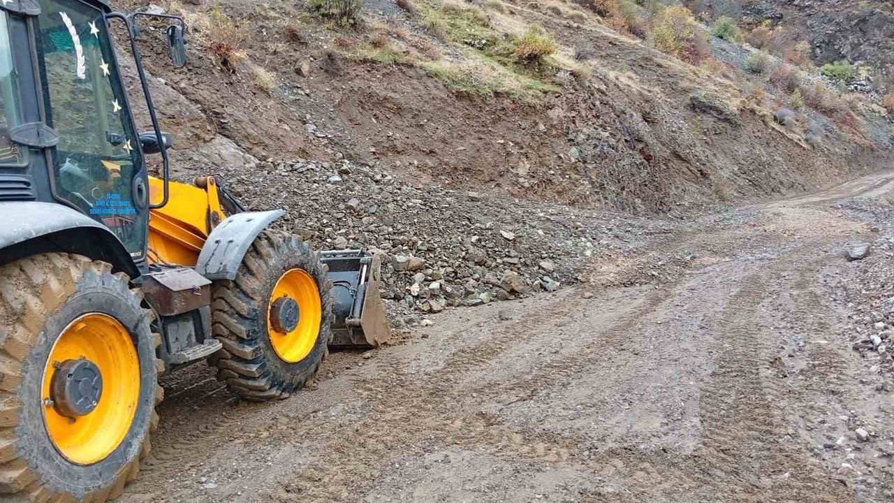 Siirt Pervari'de Keskin köy yolunda heyelan sonrası yol ulaşıma açıldı
