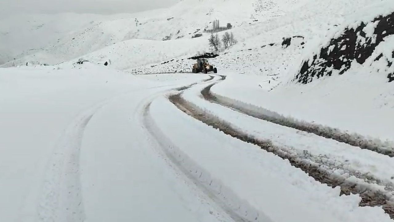 Siirt Pervari'de Yoğun Kar: Geçittepe Grup Köy Yolunda Araçlar Mahsur Kaldı