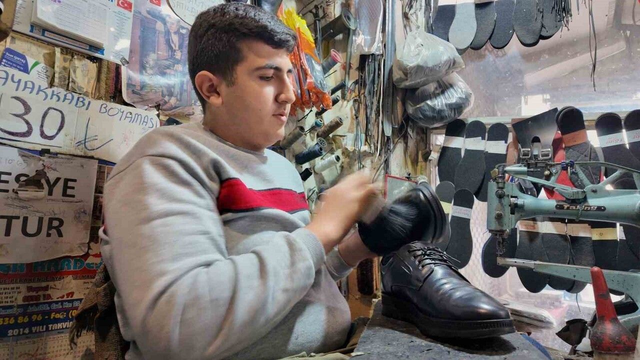 Siirt'te 16 yaşında dükkanı devraldı: 3 buçuk metrekarede dedesinin ayakkabı tamirciliğini sürdürüyor