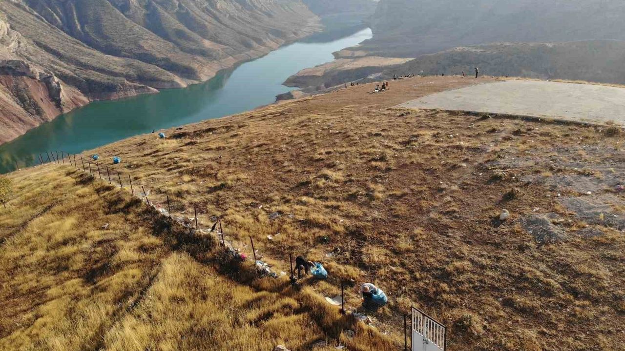 Siirt’te 5 gönüllü arkadaş iki yılda yaklaşık 2 ton çöp topladı