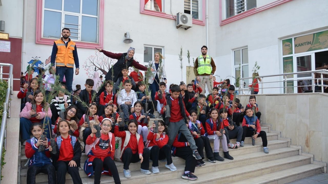 Siirt'te ilkokul öğrencilerine fidan dağıtımı: 'Yeşil Vatan Benim Okulum Geleceğe Çare' etkinliği