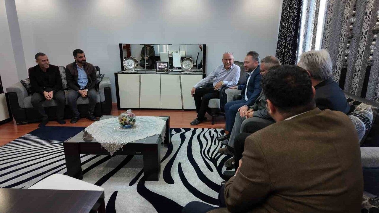 Siirt’te öğrencileri, 'Baba' lakaplı Turan Geyik'i Öğretmenler Günü'nde ziyaret etti