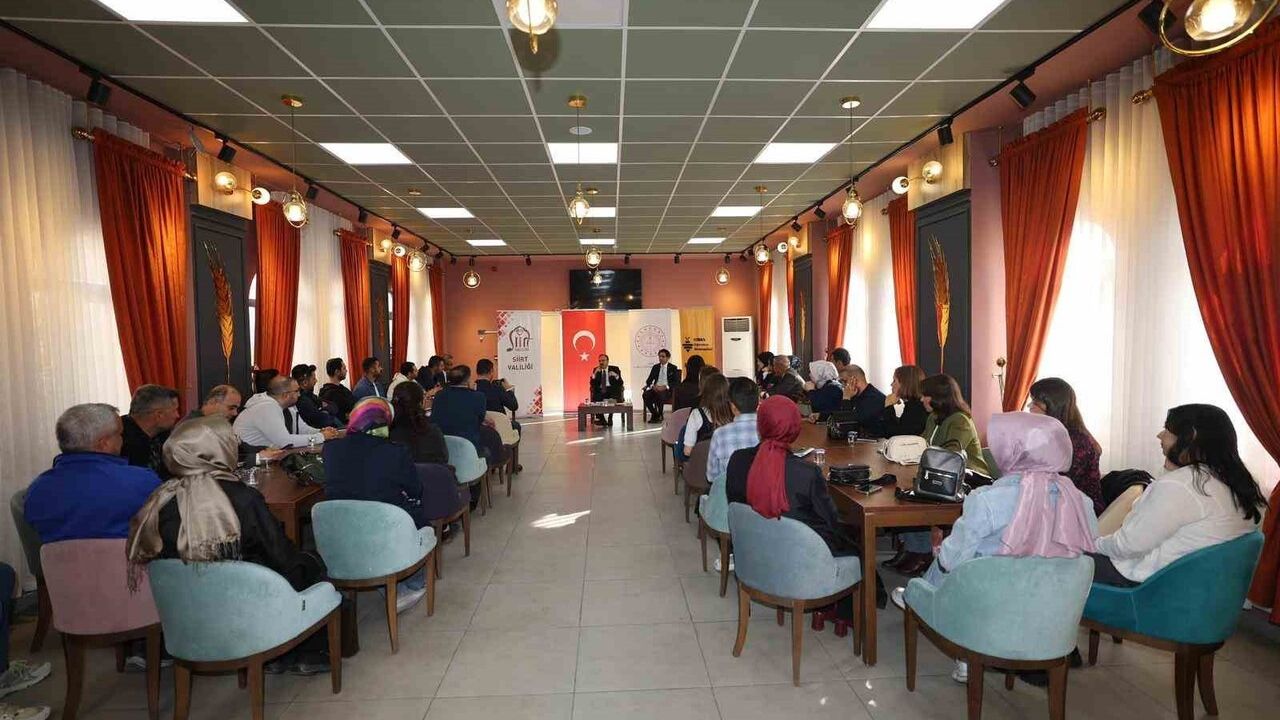 Siirt'te 'Şehir ve Kültür Akademisi' programı: Vali Kemal Kızılkaya öğretmenlerle buluştu