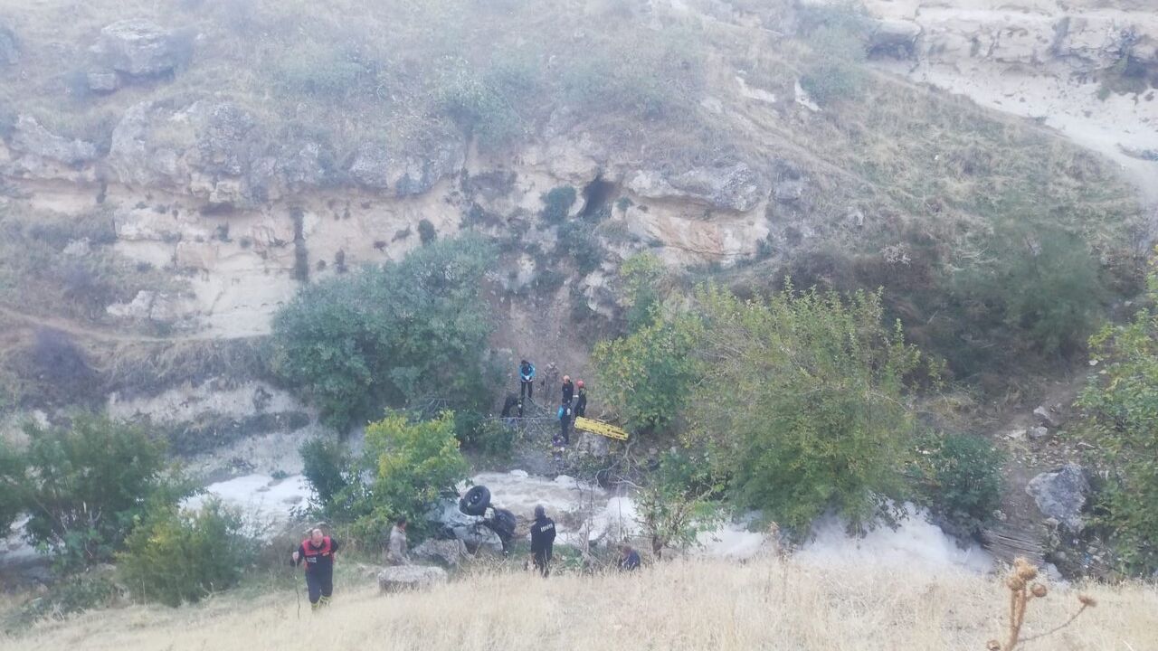 Siirt'te Tahte Mendik'te araç şarampole yuvarlandı: 1 ölü, 1 yaralı