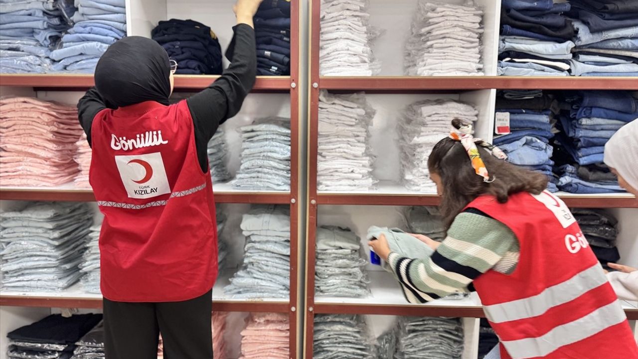 Siirt'te üniversiteli Nur Helin, 120 gönüllüyle Kızılay yardımlarını köylere taşıyor