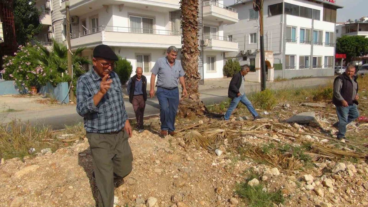 Silifke'de Ali Dayıcık: Hisleriyle yer altı suyunu tespit ettiğini ve bulduğunda 'elektrik çarpması' hissettiğini söylüyor