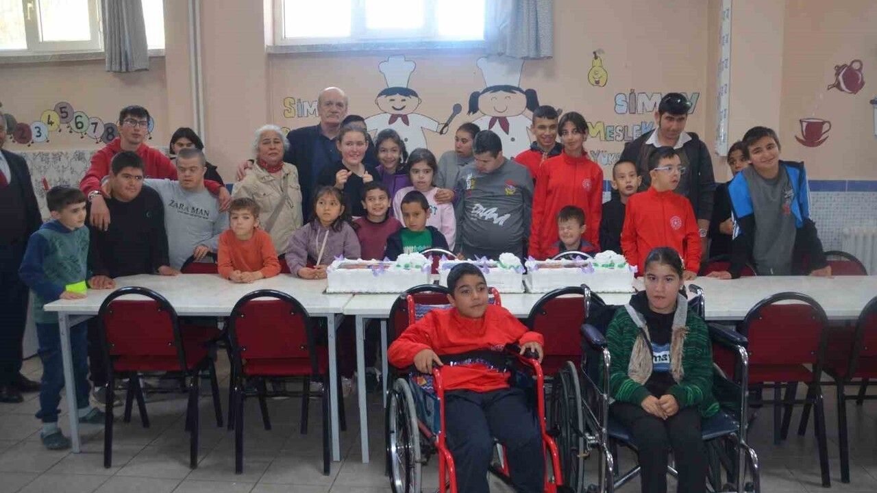 Simav'da özel öğrenciler Yeşim Akbaş'ın doğum gününü andı