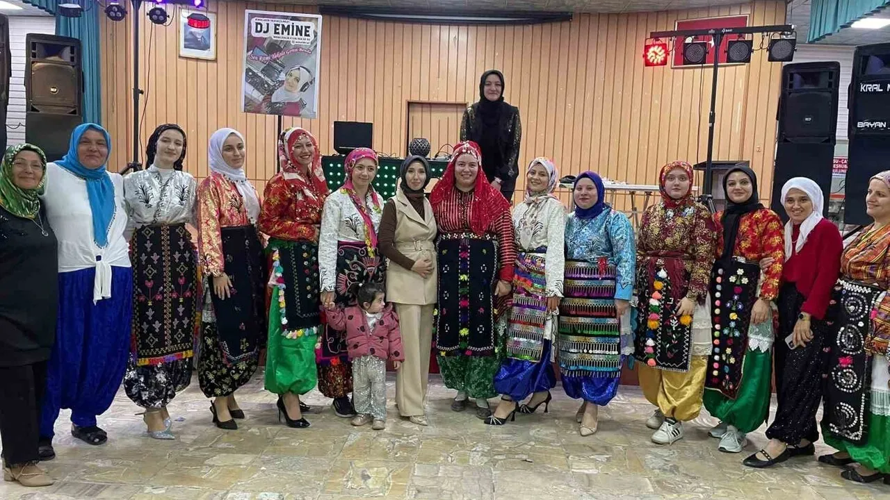 Simav'da 'Üç Etek Gecesi' (Yırıklı Gecesi) yoğun katılımla gerçekleşti