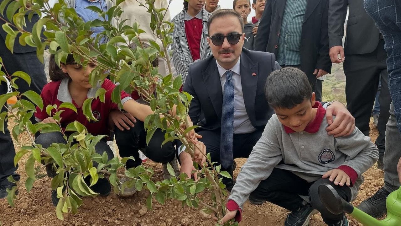 Sincik İnlice'de 'Yüz Fidan Projesi' ile Öğrenciler Fidan Dikti