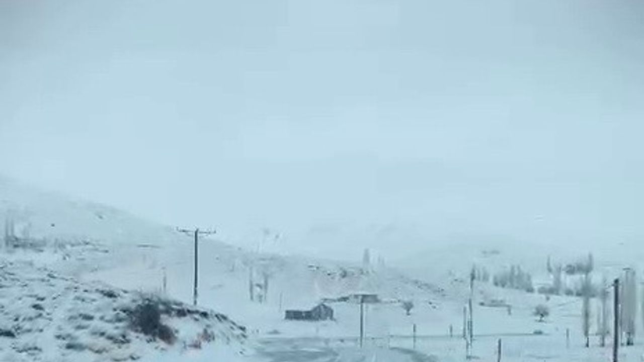 Sincik-Malatya kara yolunda kar: Hürmer Mezrası beyaza büründü