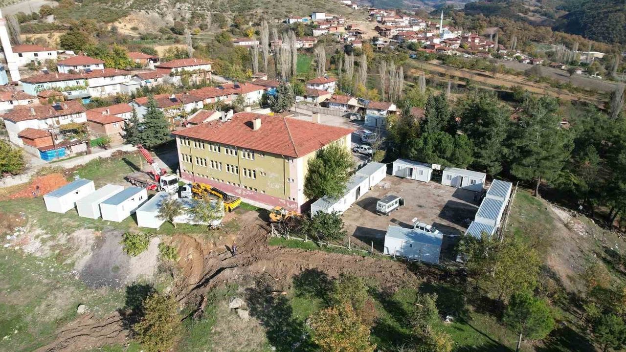 Sındırgı Büyükdağdere Mahallesi'nde ağır hasar: Yıkım ve yerleştirme çalışmaları sürüyor